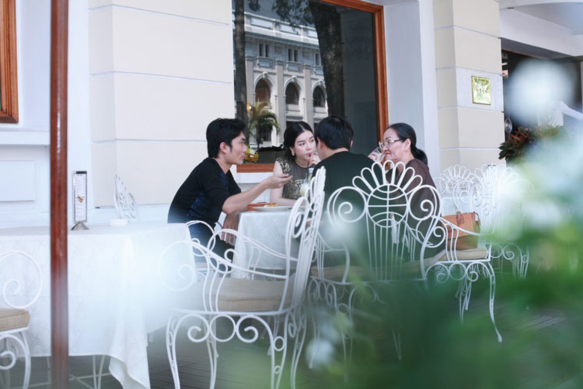 Ly Nha Ky dua me di cafe cung ban be-Hinh-2